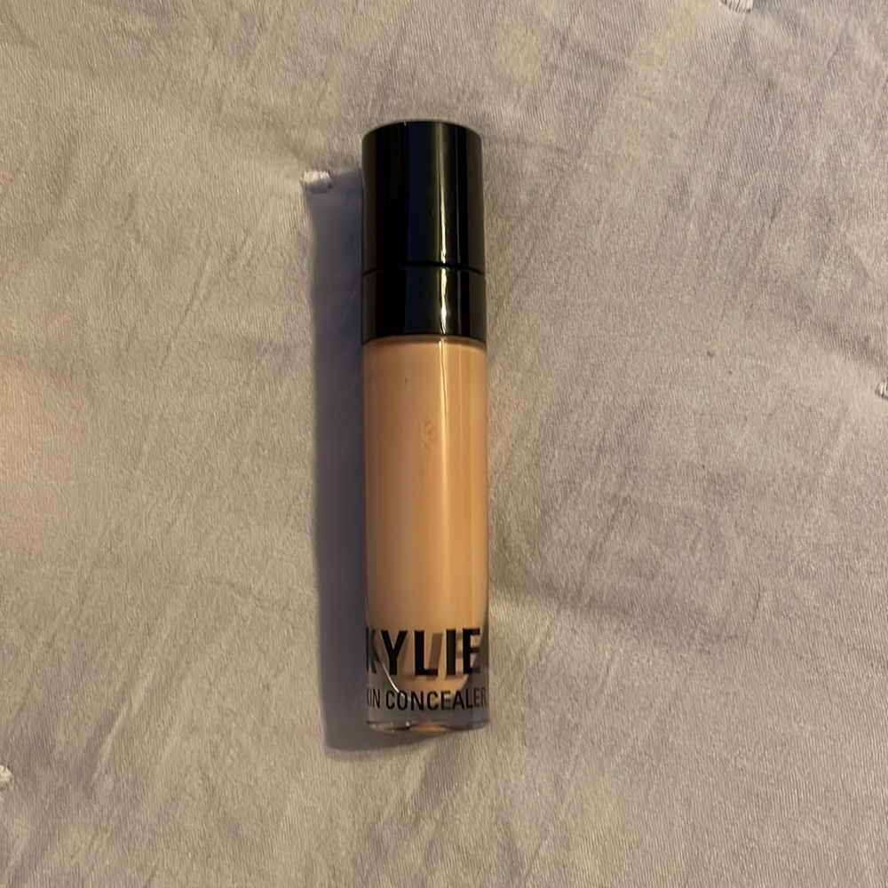 Kyle cosmetics concealer in “pine nut” new never used